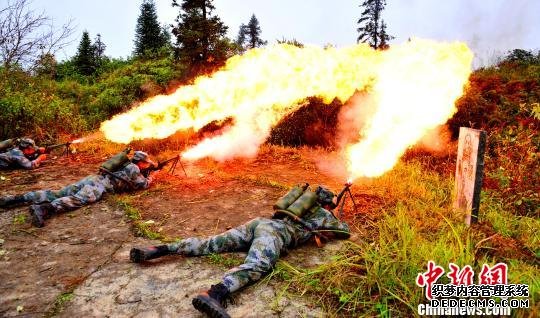 排雷官兵利用火焰喷射器纵火开辟排雷通道。　安源 摄