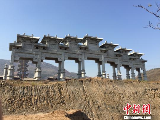 北边距离矸石山200多米处，为正在修建的平定县“冠山”风景区。　周皓 摄