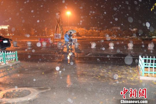 “初雪”正式驾到。北京市气象局通报，6日全市大部分地区已现积雪，积雪深度0.2～10.5厘米，最大积雪深度出现在延庆佛爷顶，为10.5厘米。延庆是北京2022年冬奥会主赛区之一，高山滑雪等项目将落户于此。　贾德勇 摄